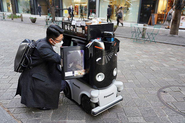 Bức ảnh được chụp v&agrave;o ng&agrave;y 13/1/2023 cho thấy robot giao h&agrave;ng Hakobo của Panasonic đang b&aacute;n đồ uống n&oacute;ng v&agrave; đồ ăn nhẹ tại khu Marunouchi của Tokyo.