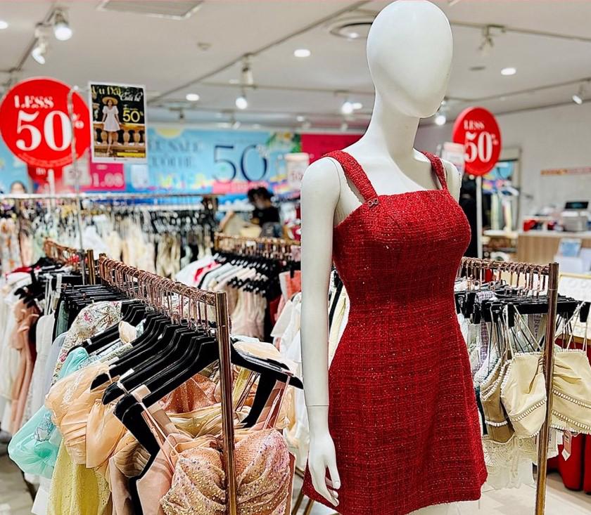 Hàng hiệu thời trang “nhập cuộc” giảm giá hưởng ứng Shopping Season 2023 - Ảnh 3