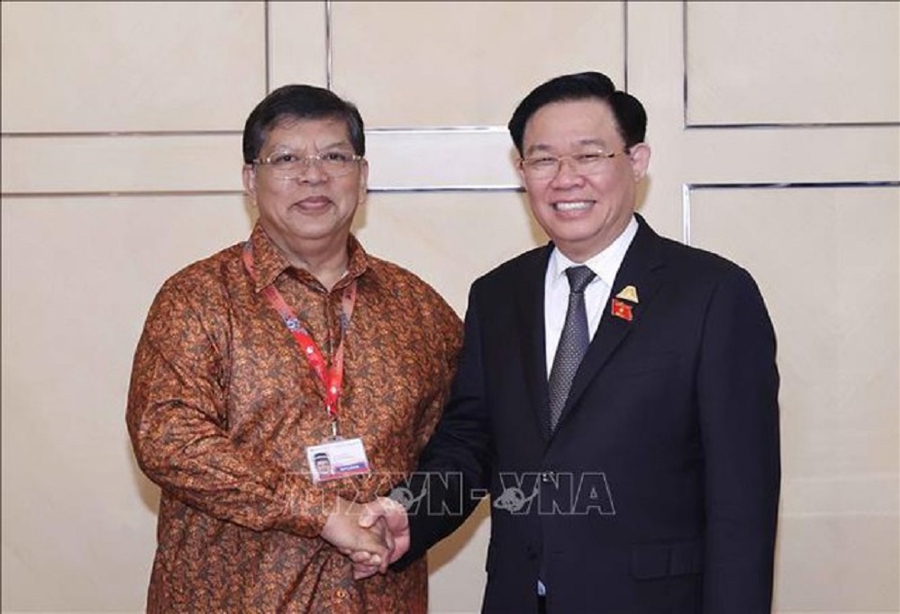 Chủ tịch Quốc hội Vương Đình Huệ gặp Chủ tịch Hạ viện Malaysia Tan Sri Dato' Johari Bin Abdul. Ảnh; TTXVN.