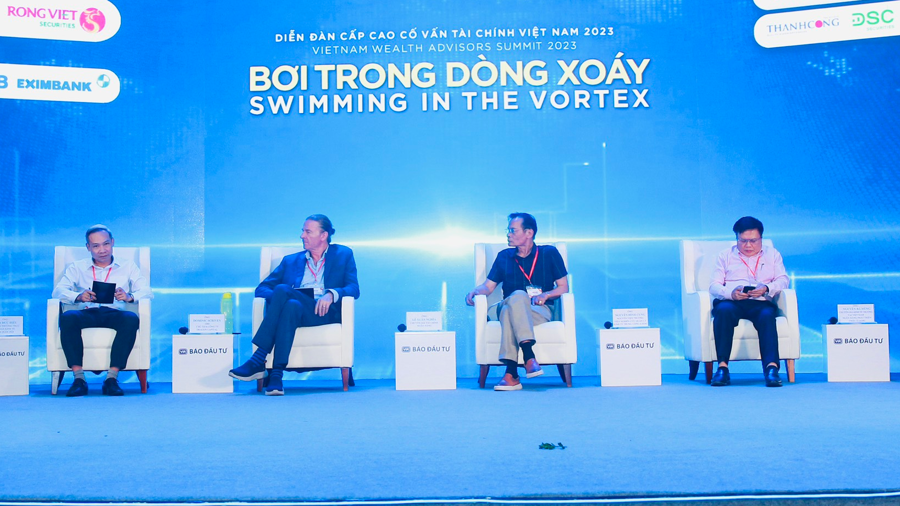 Analysts at the Vietnam Wealth Advisor Summit (VWAS).
