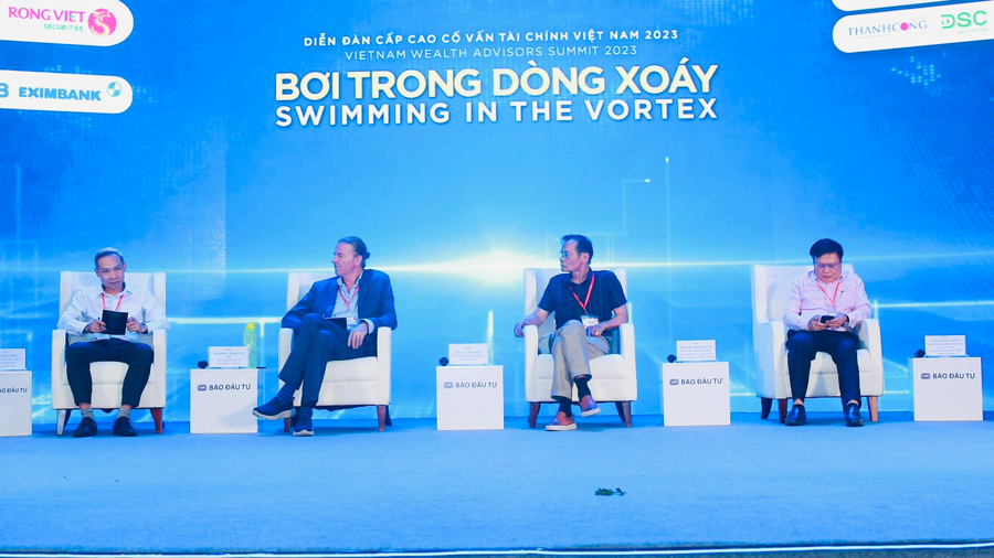 Analysts at the&nbsp;Vietnam Wealth Advisor Summit (VWAS).