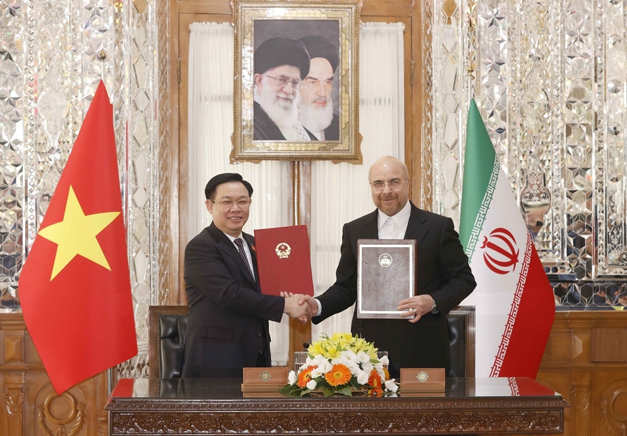 Chủ tịch Quốc hội Vương Đ&igrave;nh Huệ v&agrave; Chủ tịch Quốc hội Iran Mohammad Bagher Ghalibaf k&yacute; Bản ghi nhớ về hợp t&aacute;c giữa hai Quốc hội. Ảnh: Quốc hội.