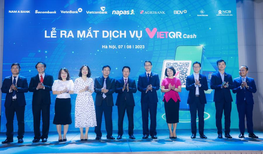 L&atilde;nh đạo c&aacute;c đơn vị ch&uacute;c mừng th&agrave;nh c&ocirc;ng Lễ ra mắt dịch vụ r&uacute;t tiền VietQRCash.