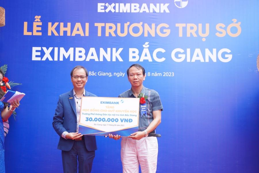 &Ocirc;ng Nguyễn Hồ Ho&agrave;ng Vũ - Ph&oacute; Tổng gi&aacute;m đốc Eximbank (B&ecirc;n tr&aacute;i) trao 15 suất học bổng trị trị gi&aacute; 30 triệu đồng cho Quỹ khuyến học Trường Phổ th&ocirc;ng D&acirc;n tộc nội tr&uacute; tỉnh Bắc Giang.