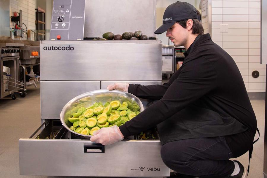 Robot chuy&ecirc;n cắt v&agrave; gọt tr&aacute;i bơ tại nh&agrave; h&agrave;ng&nbsp;Chipotle.