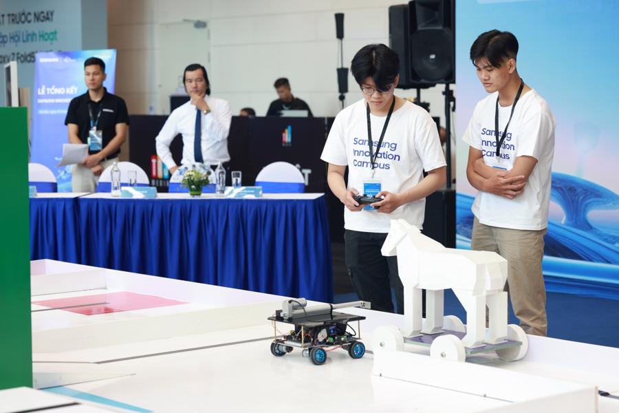 C&aacute;c đội thi tham gia thi đấu Robocon trong cuộc thi S&aacute;ng tạo Khoa học C&ocirc;ng nghệ Innovation Tech Challenge 2023.