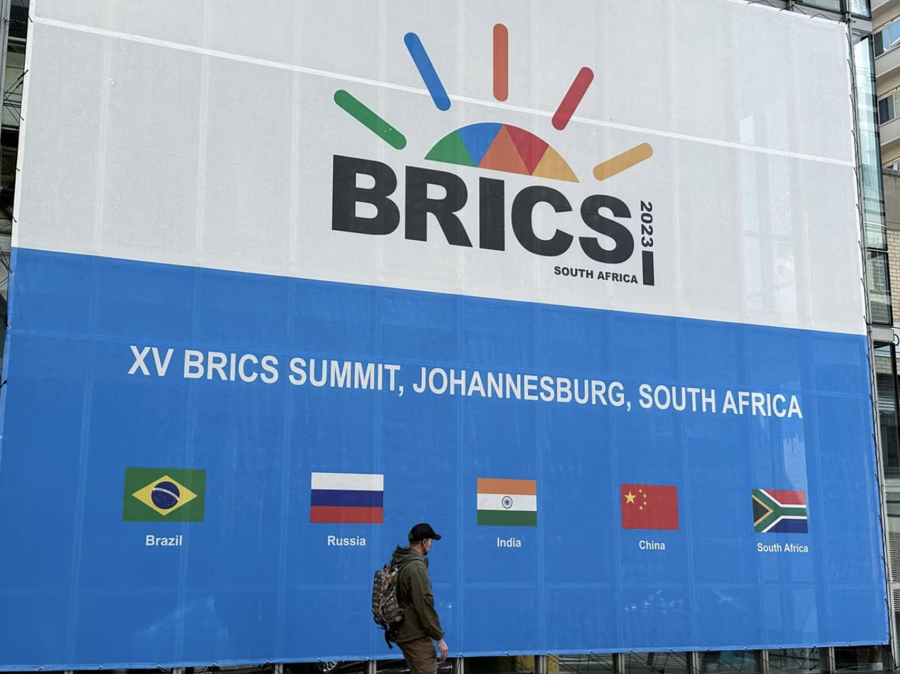 Một băng r&ocirc;n của hội nghị thượng đỉnh BRICS ở Johannesburg - Ảnh: Reuters.