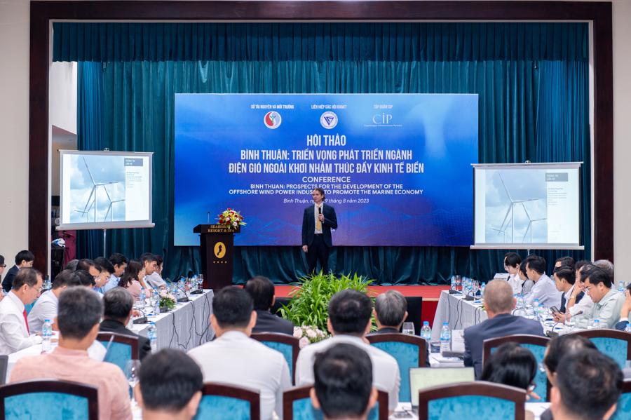 Mr. Stuart Livesey from CIP in Vietnam and CEO of the 3.5GW La Gan Offshore Wind Farm addresses the workshop. Photo: CIP in Vietnam