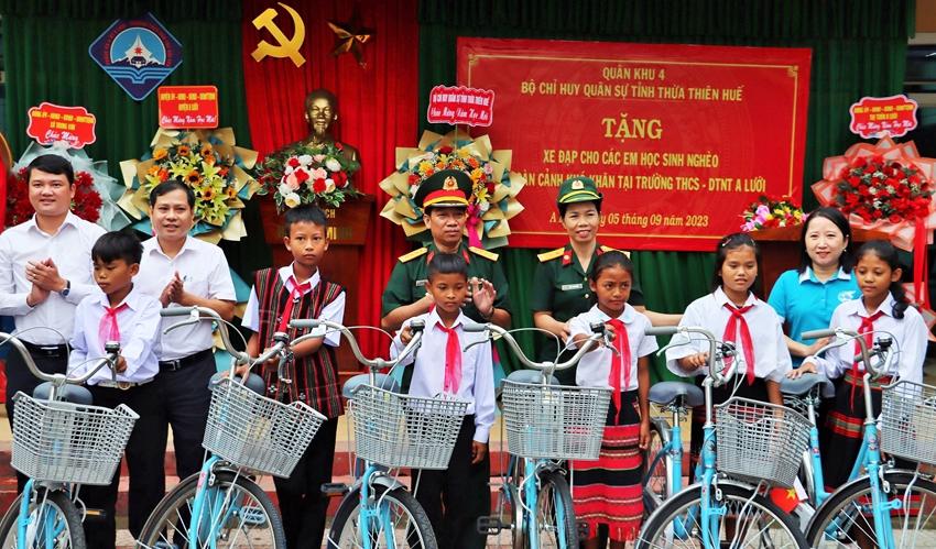 Tại Trường trung học cơ sở - D&acirc;n tộc nội tr&uacute; huyện A Lưới, Bộ Chỉ huy Qu&acirc;n sự tỉnh Thừa Thi&ecirc;n Huế trao tặng xe đạp cho c&aacute;c em học sinh ngh&egrave;o, học sinh c&oacute; ho&agrave;n cảnh kh&oacute; khăn.