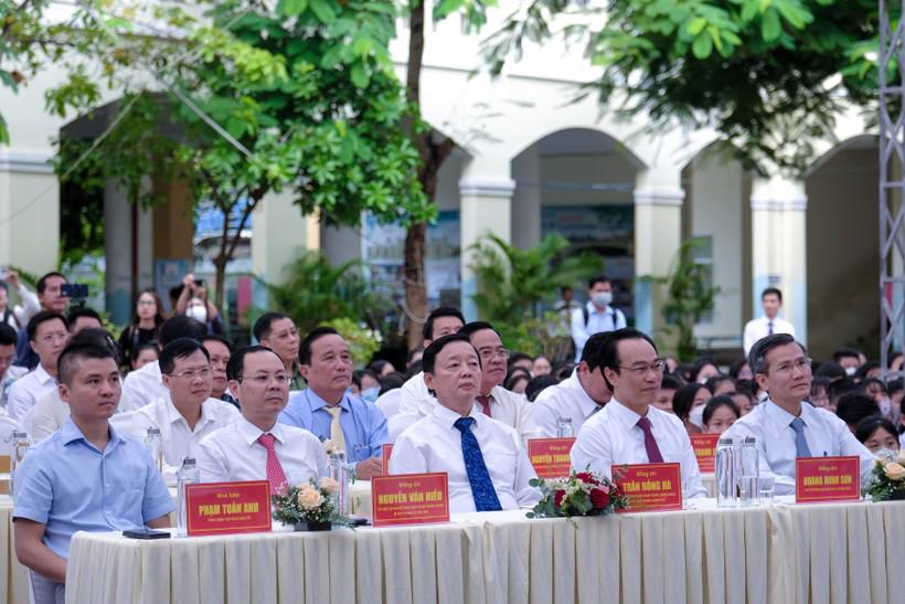 Ph&oacute; Thủ tướng Ch&iacute;nh phủ Trần Hồng H&agrave; dự lễ khai giảng tại trường THCS Đo&agrave;n Thị Điểm, quận Ninh Kiều (TP. Cần Thơ).