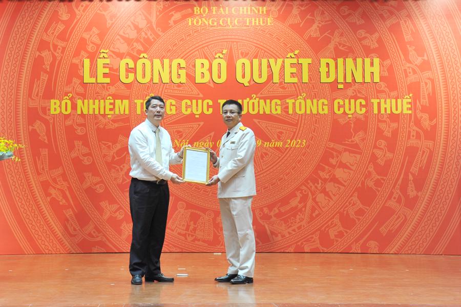 Thứ trưởng Cao Anh Tuấn trao quyết định bổ nhiệm &ocirc;ng Mai Xu&acirc;n Th&agrave;nh giữ chức Tổng cục trưởng Tổng cục Thuế.