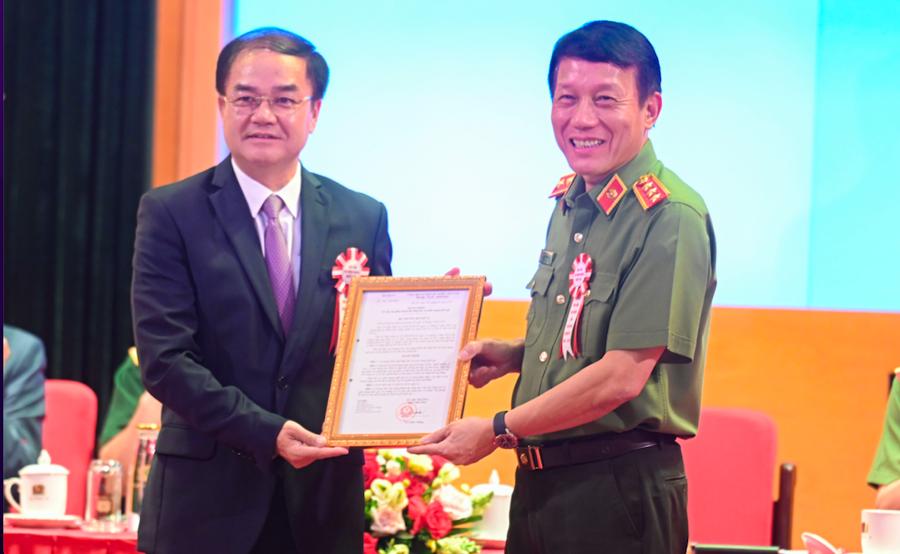 Thứ trưởng Bộ Nội vụ Vũ Chiến Thắng trao quyết định th&agrave;nh lập Hiệp hội An ninh mạng quốc gia cho Thượng tướng Lương Tam Quang.