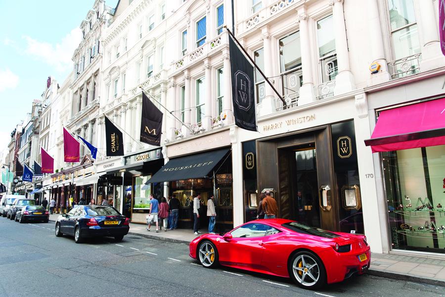 Phố New Bond của London l&agrave; nơi hội tụ nhiều thương hiệu xa xỉ nổi tiếng.