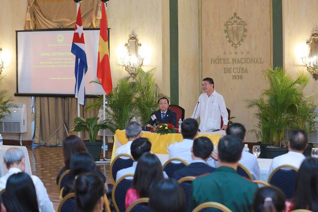Đại sứ Việt Nam tại Cuba L&ecirc; Thanh T&ugrave;ng b&aacute;o c&aacute;o Ph&oacute; Thủ tướng Trần Hồng H&agrave; về những kết quả hoạt động nổi bật của Cơ quan đại diện v&agrave; cộng đồng người Việt Nam tại Cuba - Ảnh: VGP.