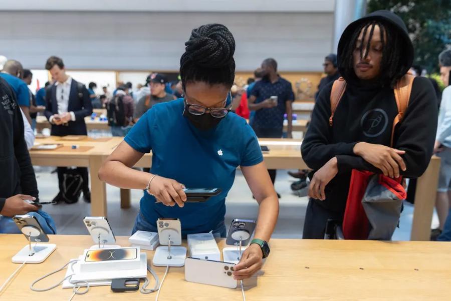 Nh&acirc;n vi&ecirc;n Apple Store gi&uacute;p kh&aacute;ch h&agrave;ng mua iPhone.