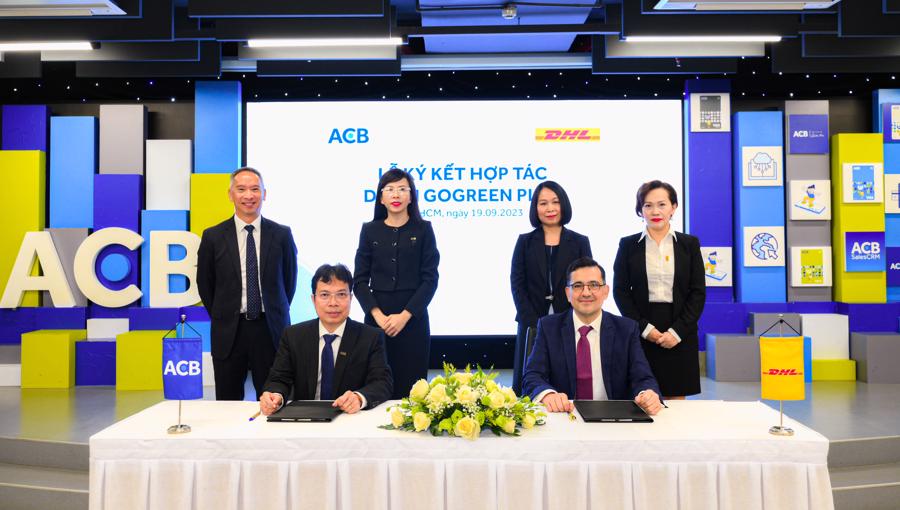 DHL Express Vietnam and the Asia Commercial Joint Stock Bank sign the GoGreen Plus service contract.