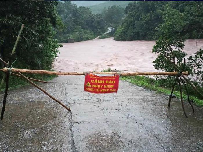 Một đập tr&agrave;n ở huyện Minh H&oacute;a, Quảng B&igrave;nh bị ngập s&acirc;u do mưa lớn