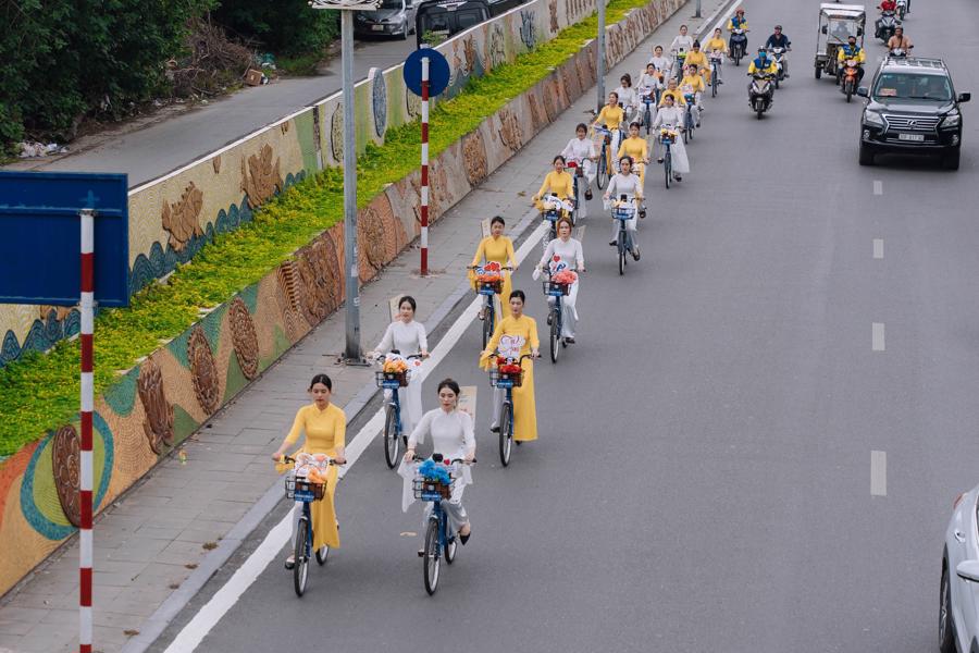 S&aacute;ng ng&agrave;y 19/9 vừa qua, m&agrave;n roadshow xe đạp kết hợp xe bus 2 tầng đ&atilde; diễn ra tr&ecirc;n những cung đường đẹp nhất của H&agrave; Nội để khởi động&nbsp;Festival Thu H&agrave; Nội 2023.