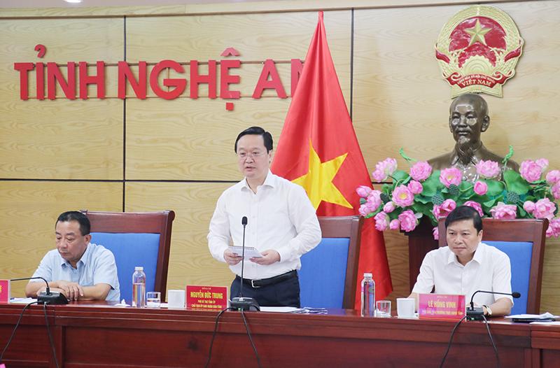 Chủ tịch UBND tỉnh Nghệ An Nguyễn Đức Trung chủ tr&igrave; phi&ecirc;n họp &nbsp;