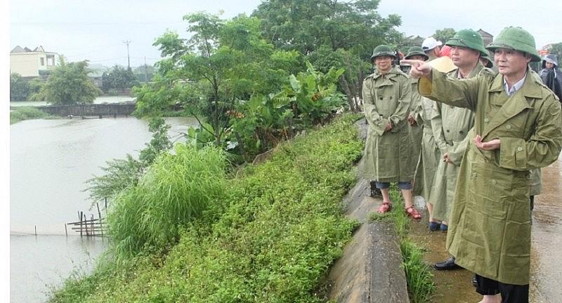 Chủ tịch UBND tỉnh Thanh H&oacute;a Đỗ Minh Tuấn kiểm tra chỉ đạo c&ocirc;ng t&aacute;c ứng ph&oacute; mưa lũ tại huyện H&agrave; Trung. Ảnh L&ecirc; Đồng