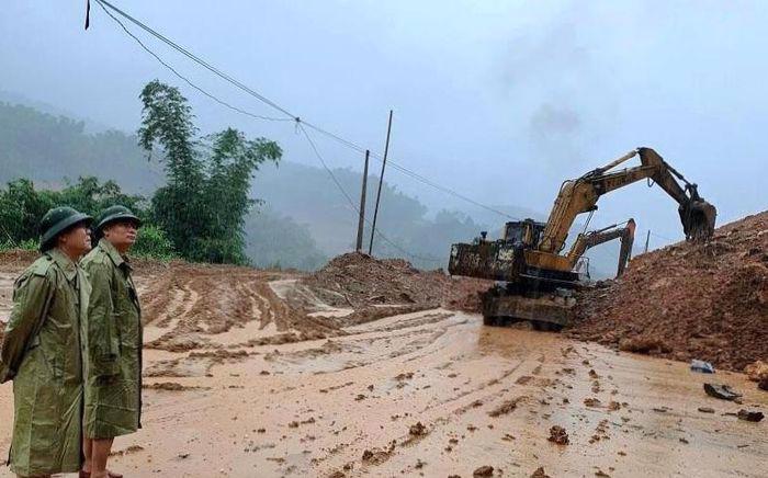 L&atilde;nh đạo UBND huyện Quan Ho&aacute; (Thanh H&oacute;a) chỉ đạo giải toả sạt lở tại Quốc lộ 15 đoạn qua địa b&agrave;n x&atilde; Ph&uacute; Xu&acirc;n