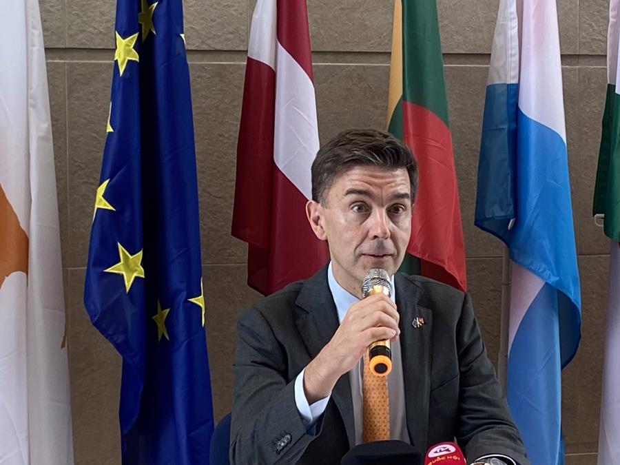 T&acirc;n Đại sứ EU Julien Guerrier.