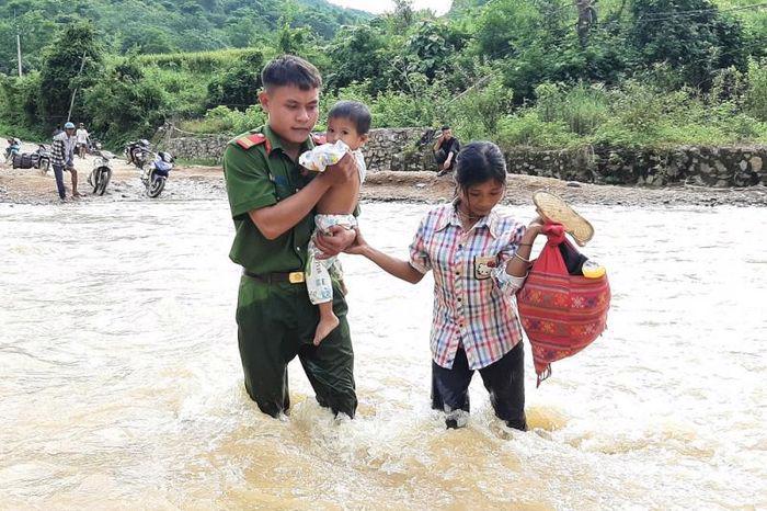 C&ocirc;ng an tỉnh Nghệ An đ&atilde; huy động hơn 1.700 c&aacute;n bộ, chiến sĩ b&aacute;m địa b&agrave;n, cơ sở, thường trực tại c&aacute;c điểm sạt lở, ngập s&acirc;u gi&uacute;p đỡ nh&acirc;n d&acirc;n khắc phục hậu quả sau mưa lũ v&agrave; ứng ph&oacute; với c&aacute;c t&igrave;nh huống xấu c&oacute; thể xảy ra