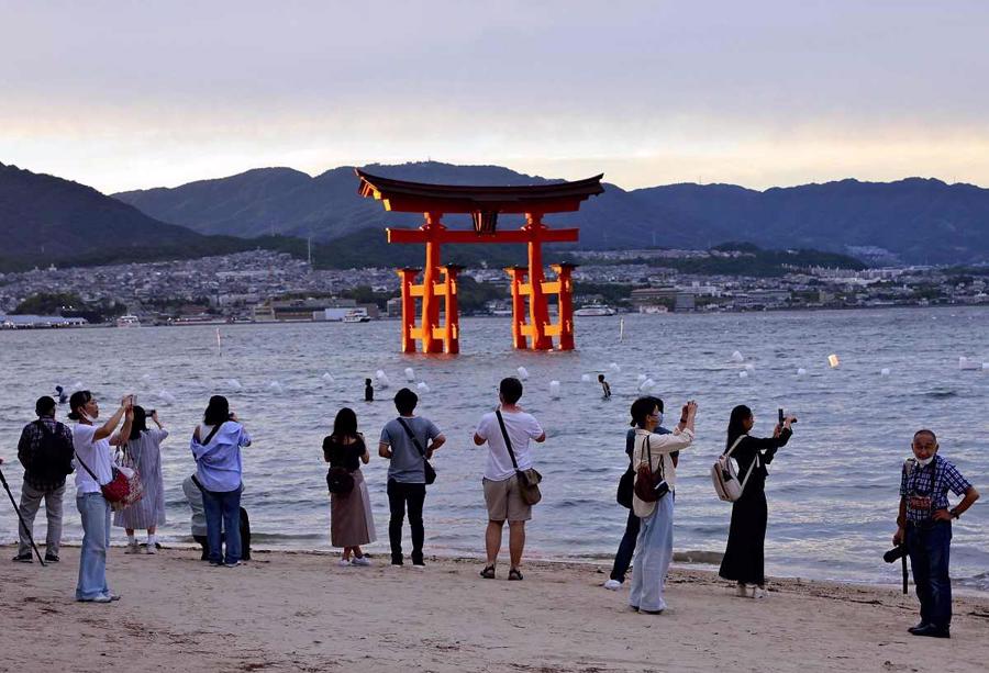 Năm 2019, đảo Miyajima, với d&acirc;n số 1.400 người, đ&atilde; đ&oacute;n lượng du kh&aacute;ch kỷ lục 4,65 triệu người.