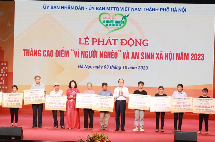 Trao hỗ trợ cho c&aacute;c hộ ngh&egrave;o.