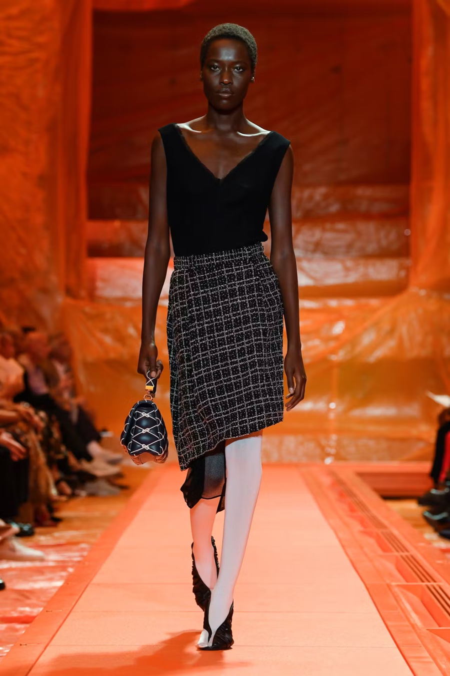 Chanel và Louis Vuitton: Những bộ sưu tập đậm chất Pháp - Ảnh 14
