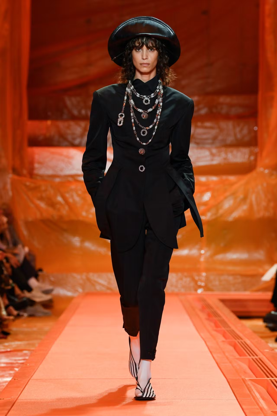 Chanel và Louis Vuitton: Những bộ sưu tập đậm chất Pháp - Ảnh 16