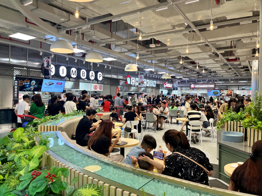 Since the soft opening, Lotte Mall West Lake Hanoi has taken pride in welcoming an average footfall of approximately 25,000 visitors on weekdays and 50,000 on weekends.