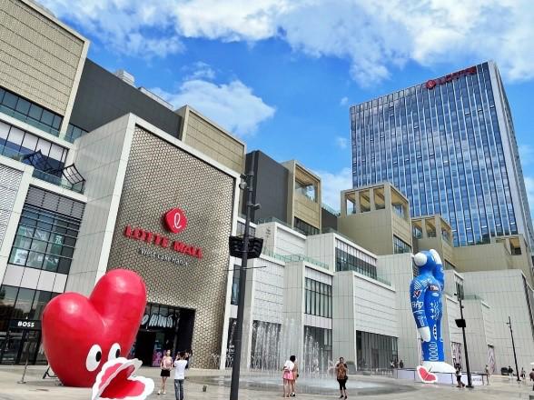 The building of Lotte Mall West Lake was a large-scale project that mobilized the capabilities of Lotte Group affiliates in retail, tourism, leisure, and construction.