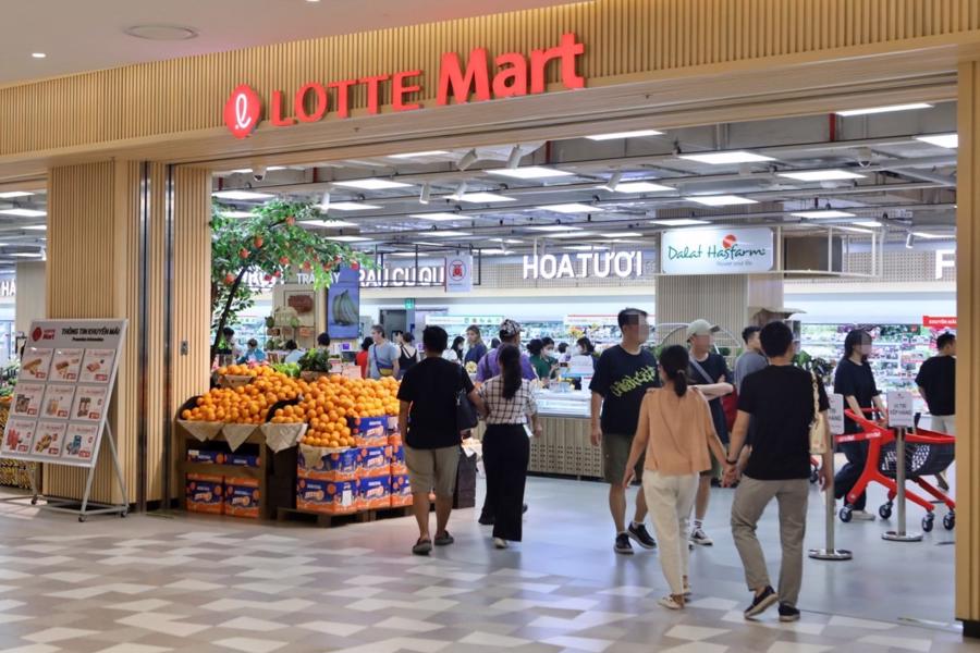 Lotte Mart also welcomed an average of over 20,000 visitors each day in its first three days of opening