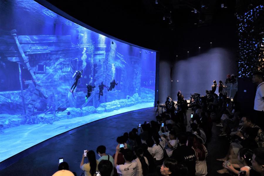 Lotte World Aquarium welcomed an average of 10,000 visitors each day during the Vietnam National Day holidays from September 1 to September 4.