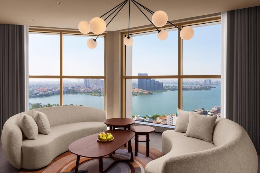 The built-in L7 Hotel by Lotte Hotel has 264 hotel rooms and 192 residential rooms overlooking West Lake and the Red River.