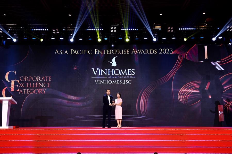 B&agrave; Nguyễn Thu Hằng - Tổng gi&aacute;m đốc C&ocirc;ng ty Cổ phần Vinhomes nhận giải thưởng.