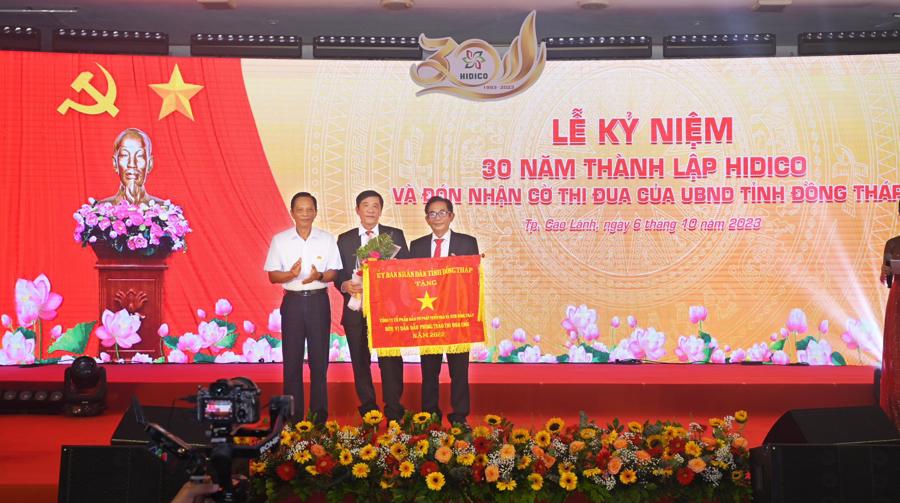 L&atilde;nh đạo C&ocirc;ng ty HIDICO nhận cờ thi đua của UBND tỉnh Đồng Th&aacute;p trao tặng.