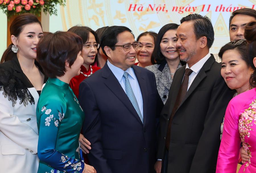 Thủ tướng Phạm Minh Chính trò chuyện với các doanh nhân, đại biểu tham dự buổi gặp mặt. Ảnh: VGP.