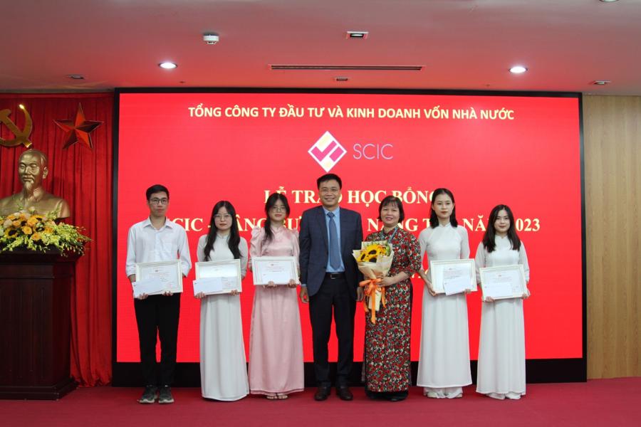 Ph&oacute; Tổng Gi&aacute;m đốc L&ecirc; Thanh Tuấn trao học bổng cho sinh vi&ecirc;n Học viện T&agrave;i ch&iacute;nh.
