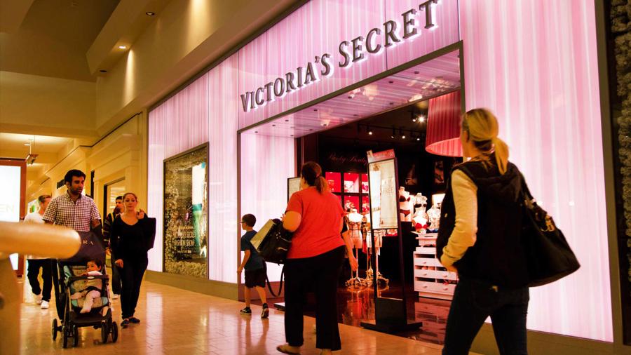 Sự kh&aacute;c biệt mạnh mẽ nhất của thương hiệu hiện nay so với Victoria's Secret trước đ&acirc;y l&agrave; diện mạo c&aacute;c cửa h&agrave;ng.