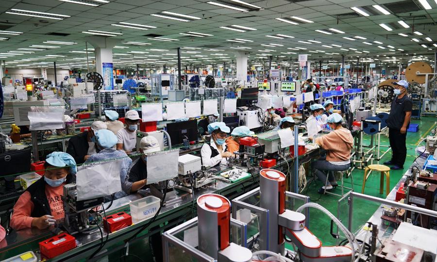 C&ocirc;ng nh&acirc;n tại xưởng sản xuất của khu c&ocirc;ng nghệ Foxconn ở Trịnh Ch&acirc;u, tỉnh H&agrave; Nam, miền Trung Trung Quốc. Đ&acirc;y l&agrave; cơ sở sản xuất điện thoại th&ocirc;ng minh lớn tr&ecirc;n to&agrave;n cầu. Ảnh: VCG