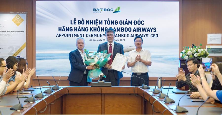 T&acirc;n Tổng Gi&aacute;m đốc Bamboo Airways Lương Hoài Nam (giữa) nhận quyết định bổ nhiệm.