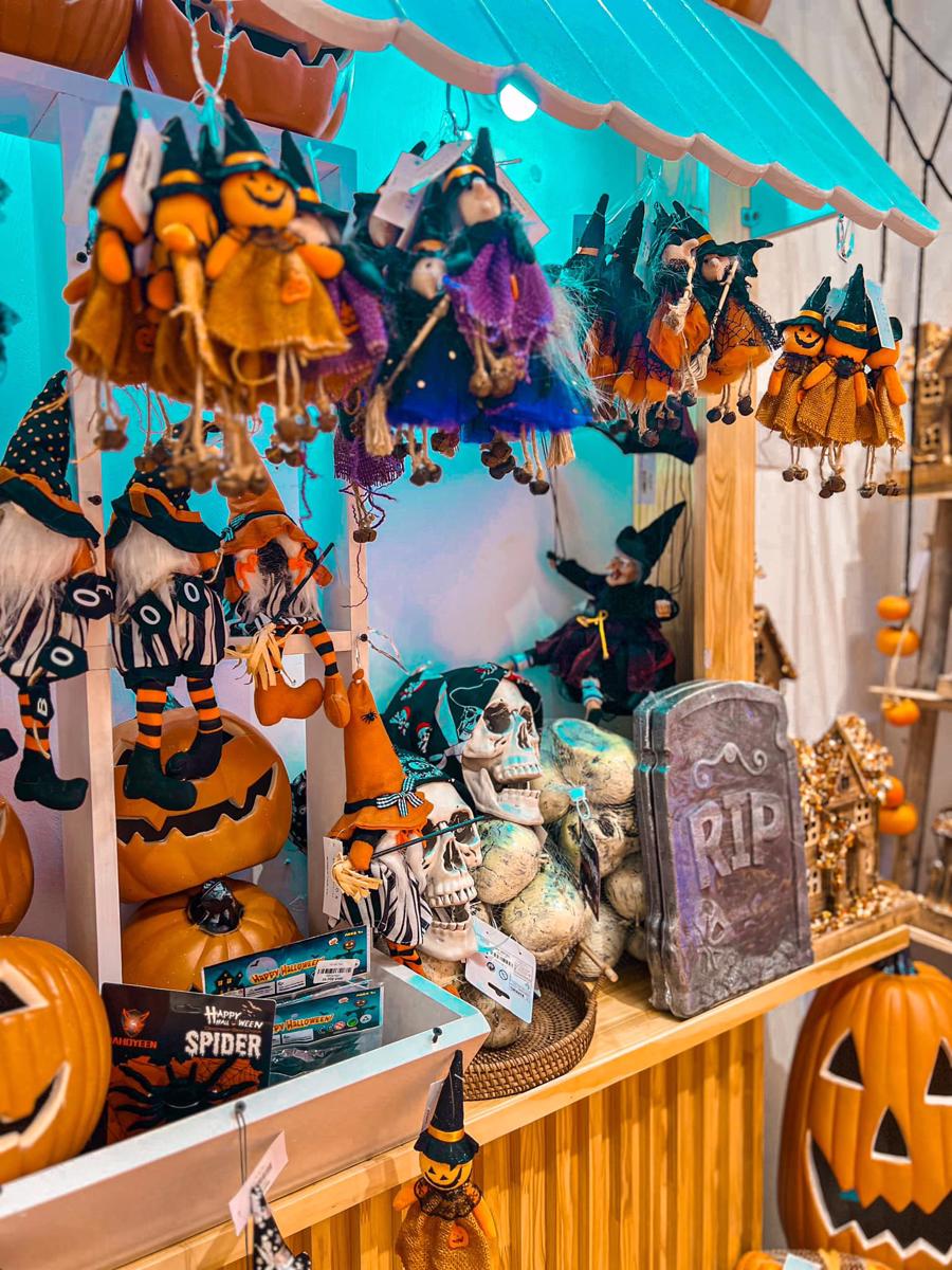 Thị trường Halloween: Đồ chơi vắng khách, bí ngô trang trí “cháy hàng” - Ảnh 1