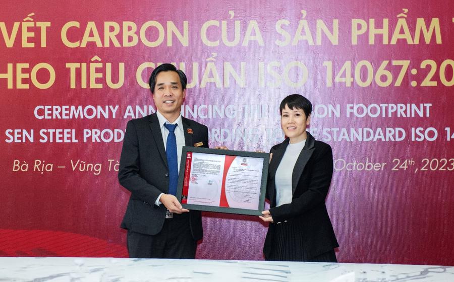 Mr. Nguyen Minh Phuc, Deputy General Director in Charge of Production at the Hoa Sen Group, receiving ISO 14067:2018 certification from Bureau Veritas Vietnam