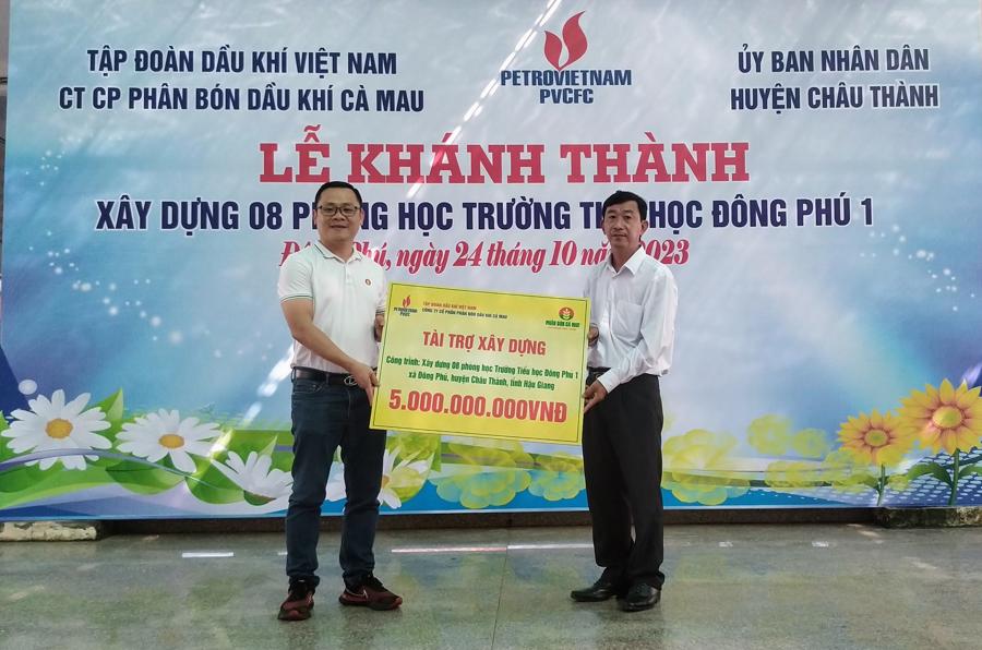 &Ocirc;ng Huỳnh Trần Anh Quang, Ph&oacute; Gi&aacute;m đốc Marketing Ph&acirc;n b&oacute;n C&agrave; Mau đại diện C&ocirc;ng ty trao bảng tượng trưng.