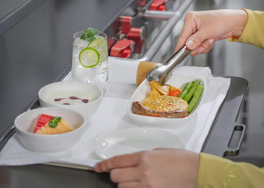 Vietnam Airlines số hóa thực đơn suất ăn, đồ uống trên các chuyến bay - Ảnh 2