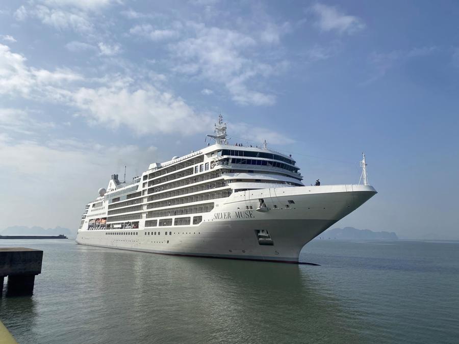 Hạ Long đón 1.200 du khách "mở hàng" mùa du lịch tàu biển mới - Ảnh 1