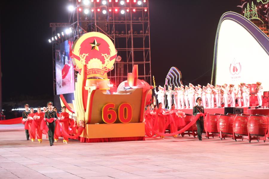 M&agrave;n diễu h&agrave;nh hưởng ứng kỷ niệm 60 năm Ng&agrave;y th&agrave;nh lập tỉnh Quảng Ninh với gần 2.500 người tham gia