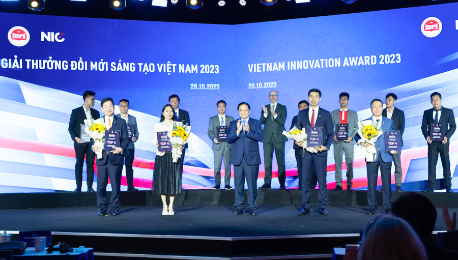 Thủ tướng Phạm Minh Ch&iacute;nh trao tặng giải thưởng cho Top 4 giải ph&aacute;p xuất sắc nhất tham gia chương tr&igrave;nh Th&aacute;ch thức đổi mới s&aacute;ng tạo Việt Nam (Vietnam Innovation Challenge - VIC) 2023.
